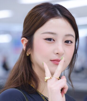 2025最新！Le Sserafimユンジンの歴代彼氏2人！